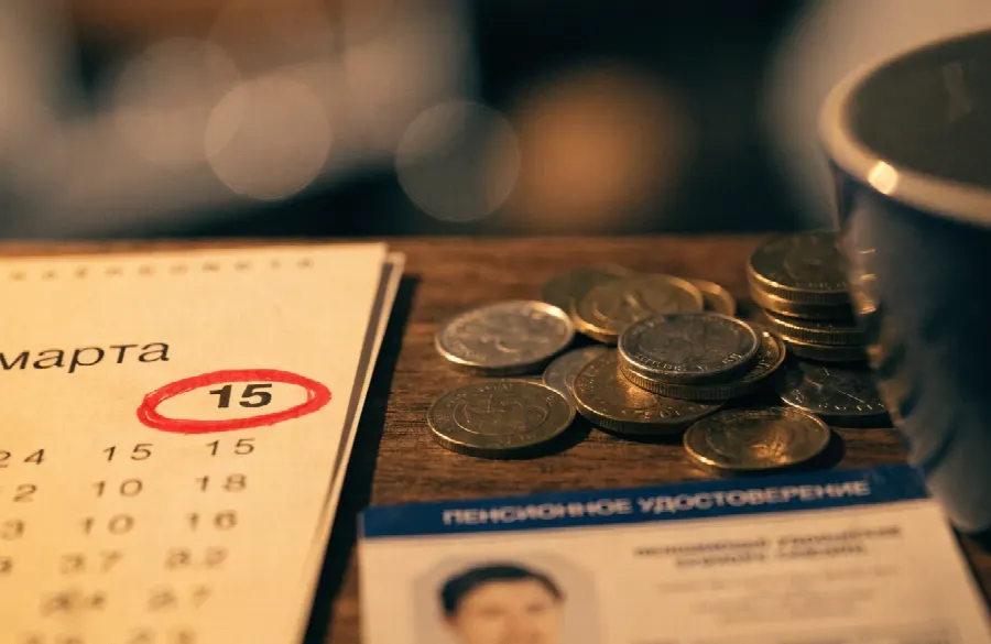 дата, деньги, календарь, монеты, оплата, пенсионное удостоверение
