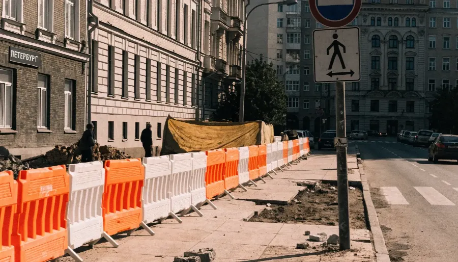 городская улица, городской пейзаж, дорожные работы, защитные барьеры, пешеходный переход, стройка